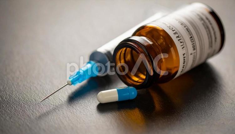 治療薬　白い錠剤と注射器と薬瓶 医療,注射,薬の写真素材