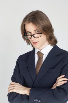 腕組みをするスーツにメガネの上目遣いの男性 男性,外国人,欧米人の写真素材