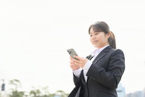 スマホを操作する女性 スマホを操作する女性 ビジネス,女性,ビジネスウーマンの写真素材