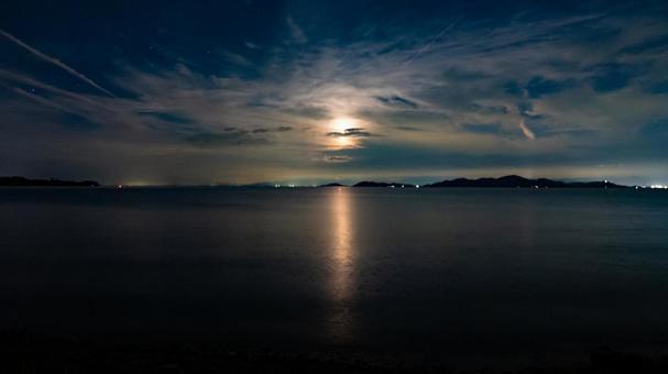 湖を渡る月の道 湖,月,道の写真素材