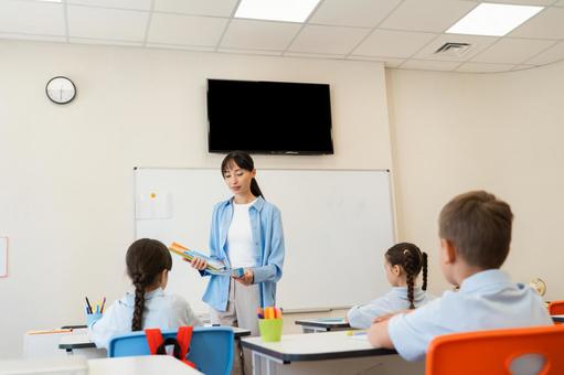 授業中の先生と生徒の後ろ姿 女性,女の子,男の子の写真素材