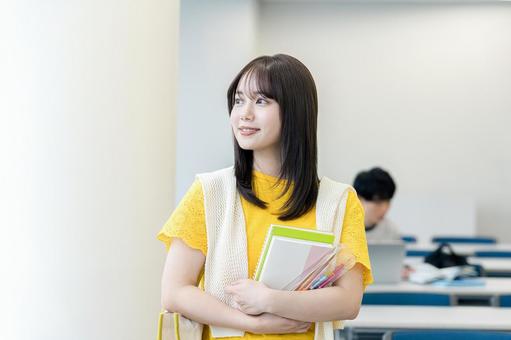 教室を歩く女子大学生 大学生,教室,笑顔の写真素材