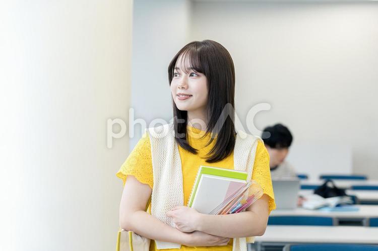 教室を歩く女子大学生 大学生,教室,笑顔の写真素材