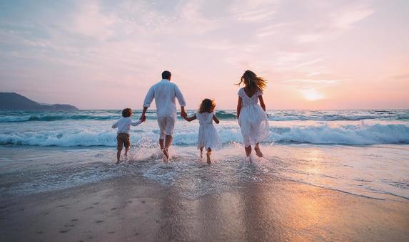 オレンジ色の空と海辺の散歩 オレンジ色の空と海辺の散歩の写真