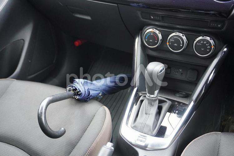 自動車の助手席に置いた傘06 自動車,コンパクトカー,助手席の写真素材