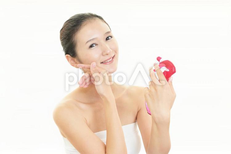 フェイスケアをする女性 スキンケア,女性,女の写真素材