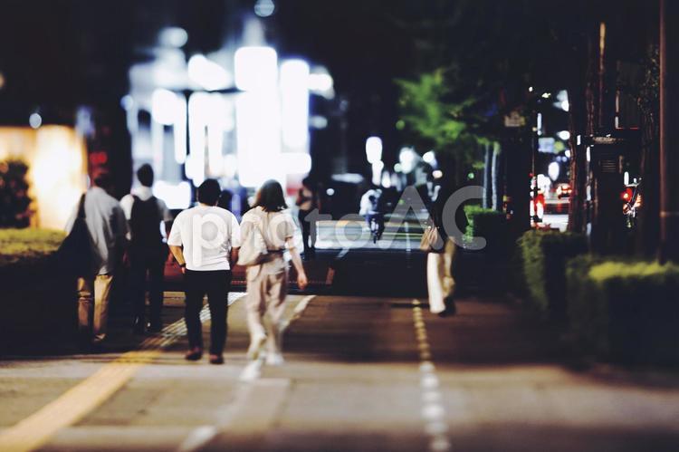 夜の都市を行き交う人々 ビジネスイメージ 人,人々,人物の写真素材