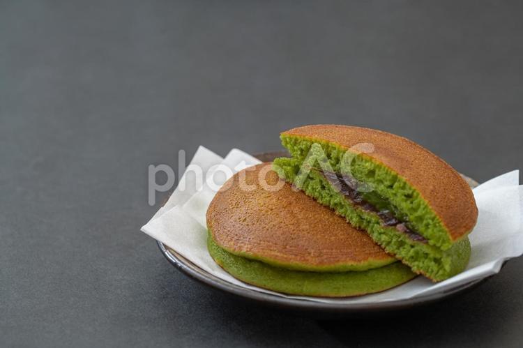 黒い背景にふわふわ抹茶どら焼き 抹茶,抹茶スイーツ,どら焼きの写真素材