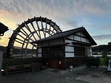 夕日に照らされる水車 夕日に照らされる水車の写真
