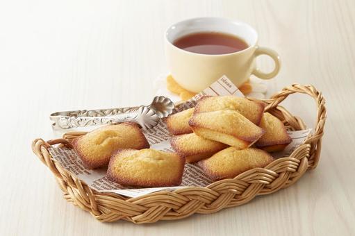 紅茶と美味しそうなフィナンシェ 紅茶と美味しそうなフィナンシェ フィナンシェ,ティータイム,洋菓子の写真素材