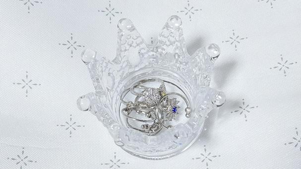 ガラスの王冠と指輪の写真