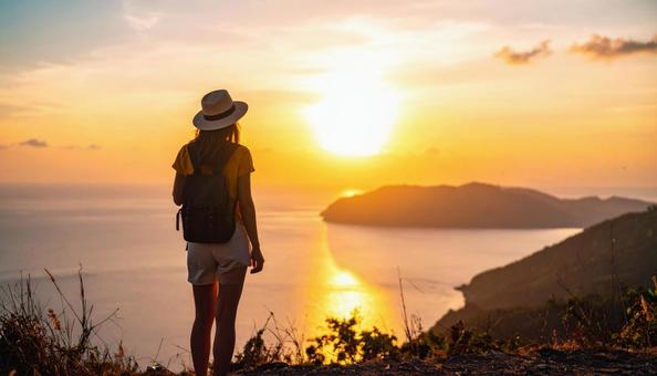 真夏の海を眺める女性の後ろ姿 真夏の海を眺める女性の後ろ姿の写真