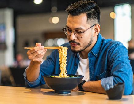 ラーメンを食べる男性 ラーメンを食べる男性の写真