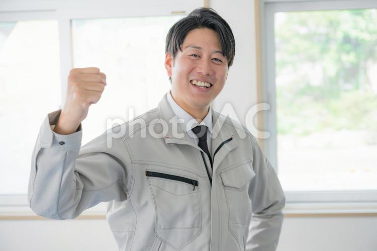 ガッツポーズする作業服男性 作業員,技術者,現場監督の写真素材