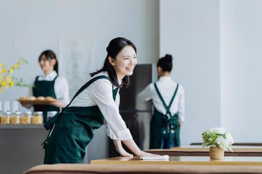 カフェで働く若い女性 カフェで働く若い女性 飲食店,アルバイト,カフェの写真素材
