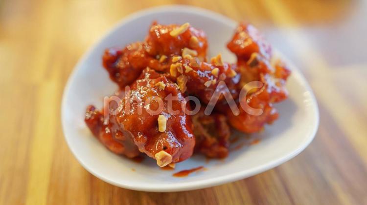 韓国料理のヤンニョムチキンの唐揚げ甘辛味 ヤンニョムチキン,韓国料理,チキンの写真素材