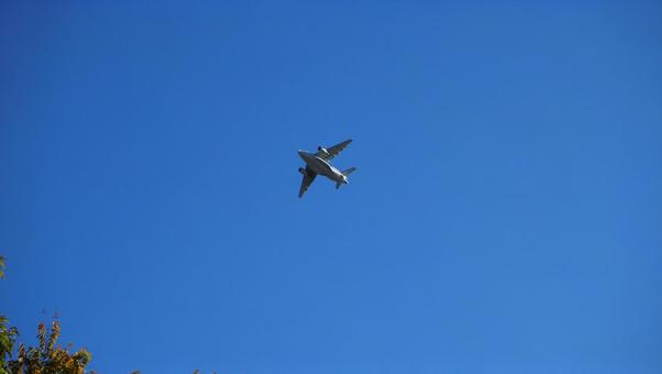 Blue sky, autumn sky, airplane, Sayama city, park Blue sky, autumn sky, airplane, Sayama city, park