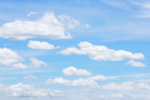 爽やかな水色の空と白い雲 爽やかな水色の空と白い雲の写真