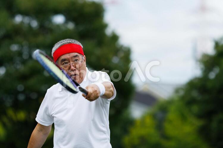 テニスをする男性 男性,テニス,スポーツの写真素材