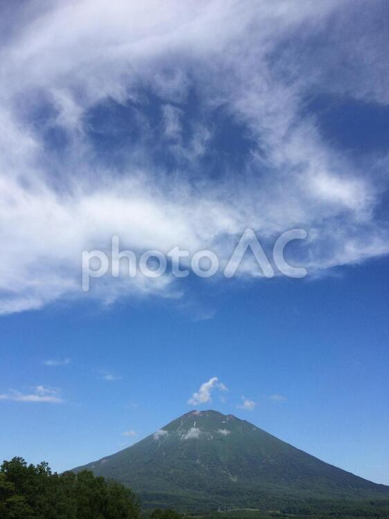 初夏の羊蹄山と青空（縦） 羊蹄山,蝦夷富士,後方羊蹄山の写真素材