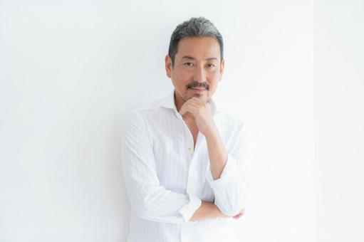 リビングでスキンケアをするミドルの男性 リビングでスキンケアをするミドルの男性 ビューティー,スキンケア,男性の写真素材