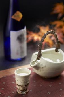 日本酒 紅葉 熱燗 日本酒 紅葉 熱燗の写真