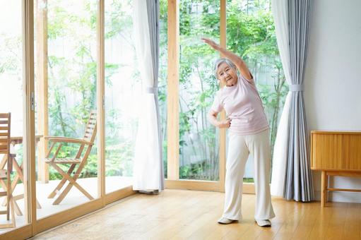 カメラ目線で腕を伸ばす女性 女性,体操,真顔の写真素材