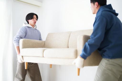 ソファを運ぶ2人の男性 ソファを運ぶ2人の男性 引っ越し,一人暮らし,男性の写真素材