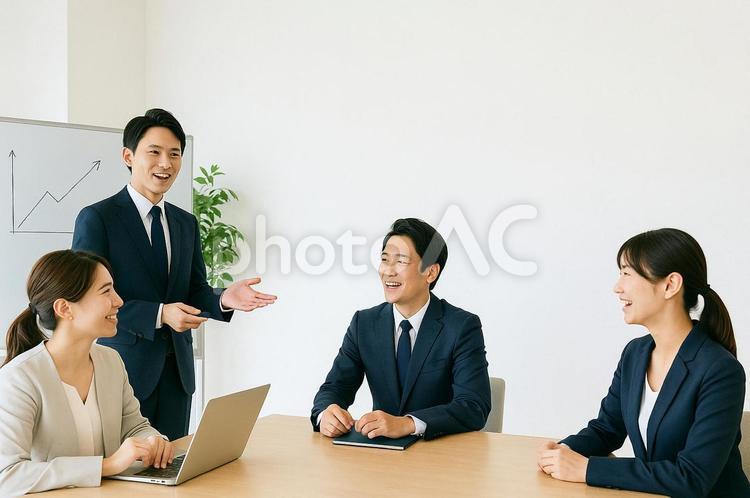 会議室で数名がディスカッション中 会社,ミーティング,話し合いの写真素材