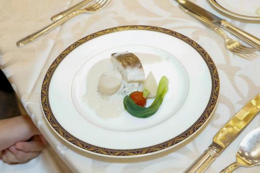 繊細な魚料理の皿 繊細な魚料理の皿 料理,魚,皿の写真素材