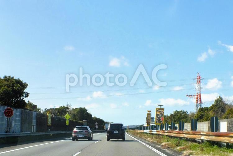 東名高速道路　高いから赤と白の送電塔 送電塔,赤と白,高いの写真素材