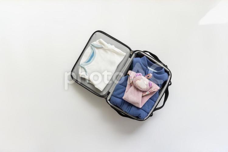 旅行バッグを開いてダウンのベストとぬいぐるみ 旅行バッグ,ダウン,ベストの写真素材