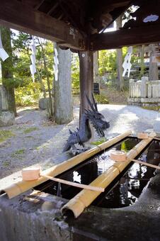 諏訪大社上社前宮　手水舎　長野県　3 諏訪大社,神社,手水舎の写真素材