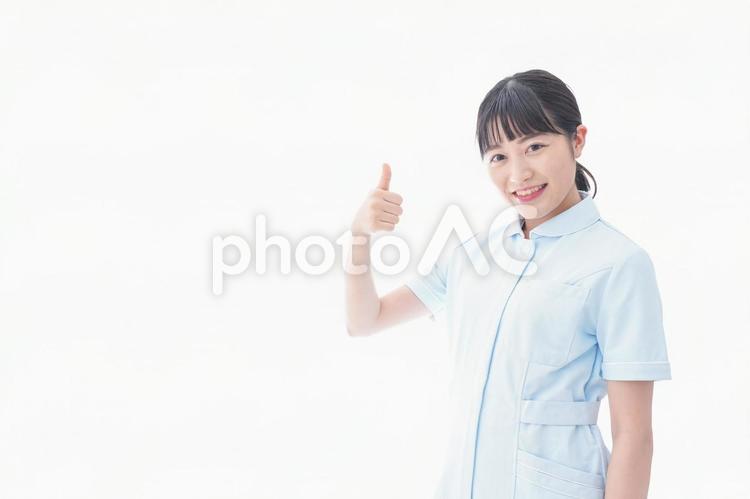 ナース服を着た若い笑顔の看護師 アジア人,助手,看護服の写真素材