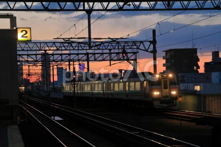 夕暮の通勤列車 鉄道,交通機関,列車の写真素材