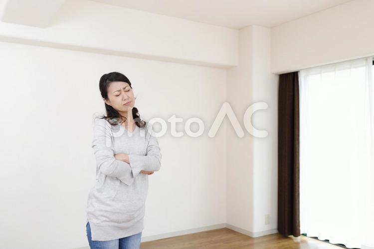 住宅イメージと女性 トラブル 住宅,家,建築の写真素材