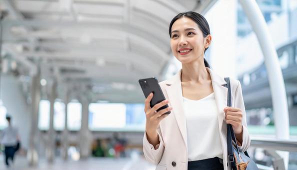 若い日本人ビジネスウーマン 若い日本人ビジネスウーマンの写真