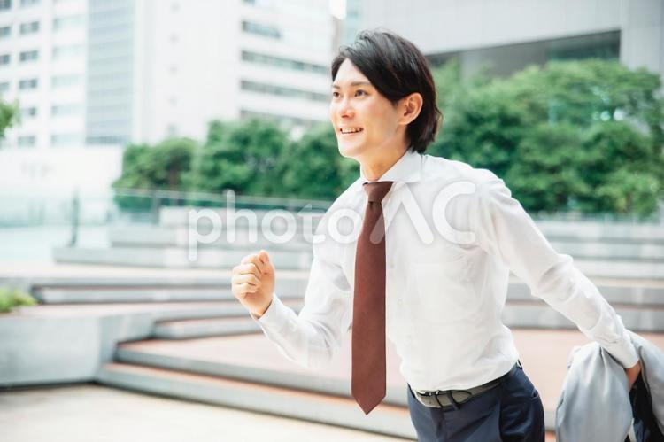颯爽と歩くビジネスマン ビジネス,ビジネスマン,銀行員の写真素材