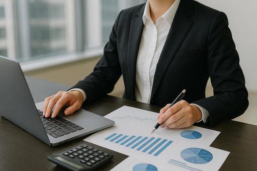 グラフ資料を確認する女性ビジネスパーソンの写真