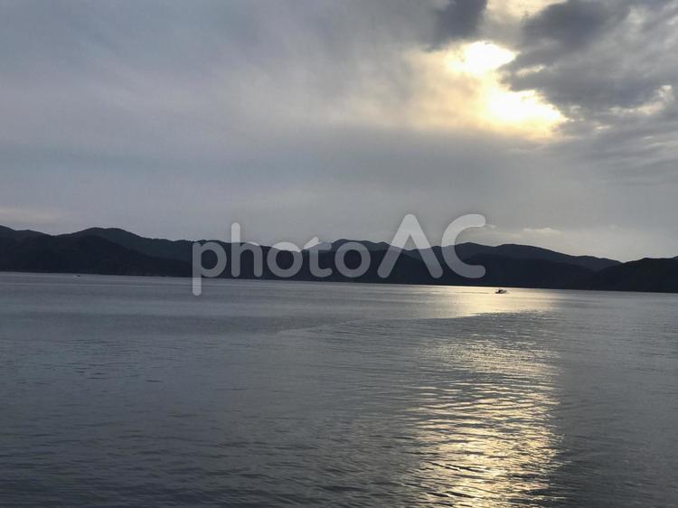 夕陽と船 水域,日暮れ,風景の写真素材