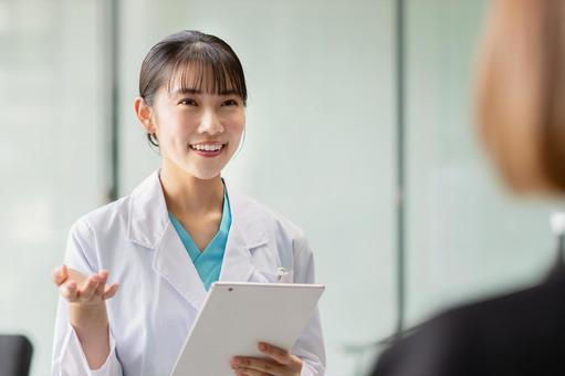 患者を問診する若い女性医師 医師,女性,患者の写真素材