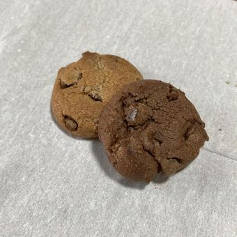 チョコチップクッキー2枚 チョコチップクッキー2枚の写真