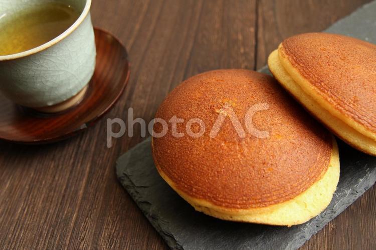 どら焼きと緑茶の和の時間 どら焼き,緑茶,和菓子の写真素材