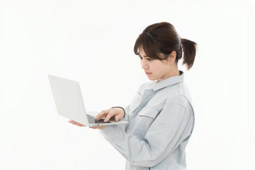 若い女性 作業着 若い女性 作業着 ノートパソコン,女性,作業服の写真素材