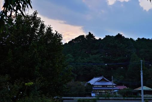 庭より見える北関東の田舎町の夕景 庭より見える北関東の田舎町の夕景 梢,影絵,シルエットの写真素材
