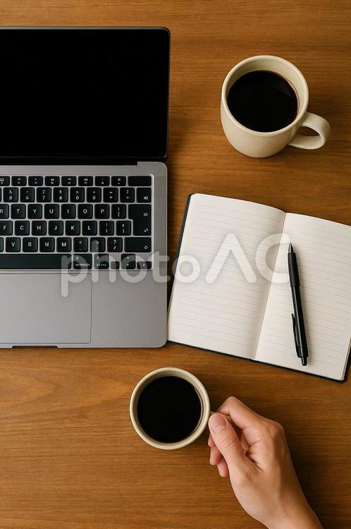 パソコンとコーヒーのあるデスクイメージ パソコン,ノートパソコン,スマートフォンの写真素材