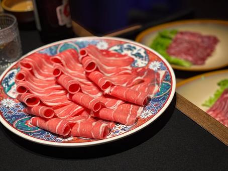 華やかな皿に盛られた美しい牛肉スライス 華やかな皿に盛られた美しい牛肉スライス 牛肉,薄切り,しゃぶしゃぶの写真素材