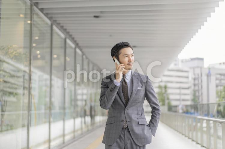 ビジネス　男性　スーツ　電話 ビジネス,男性,ビジネスマンの写真素材
