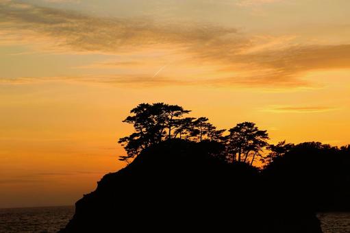 堂ヶ島の向こうに見える綺麗な夕陽 堂ヶ島の向こうに見える綺麗な夕陽 綺麗な夕陽,夕陽,落陽の写真素材