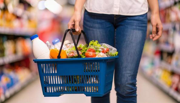 買い物かごを持って買い物する女性の手 買い物かごを持って買い物する女性の手の写真